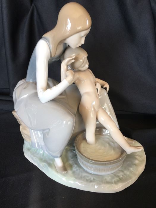 LLADRO FIGURINE 4890 BATHING THE GIRL [Photo 1]