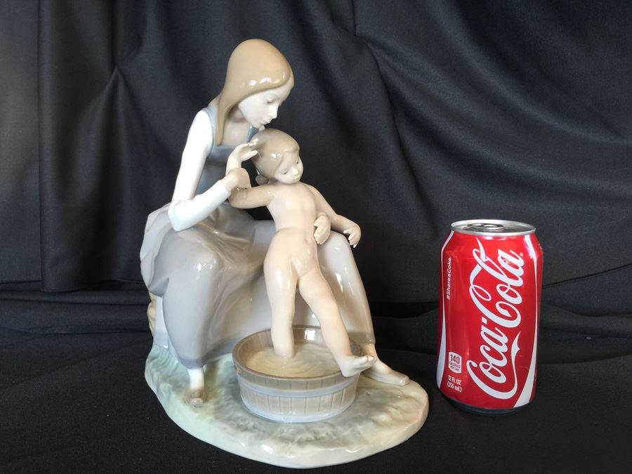 LLADRO FIGURINE 4890 BATHING THE GIRL [Photo 2]