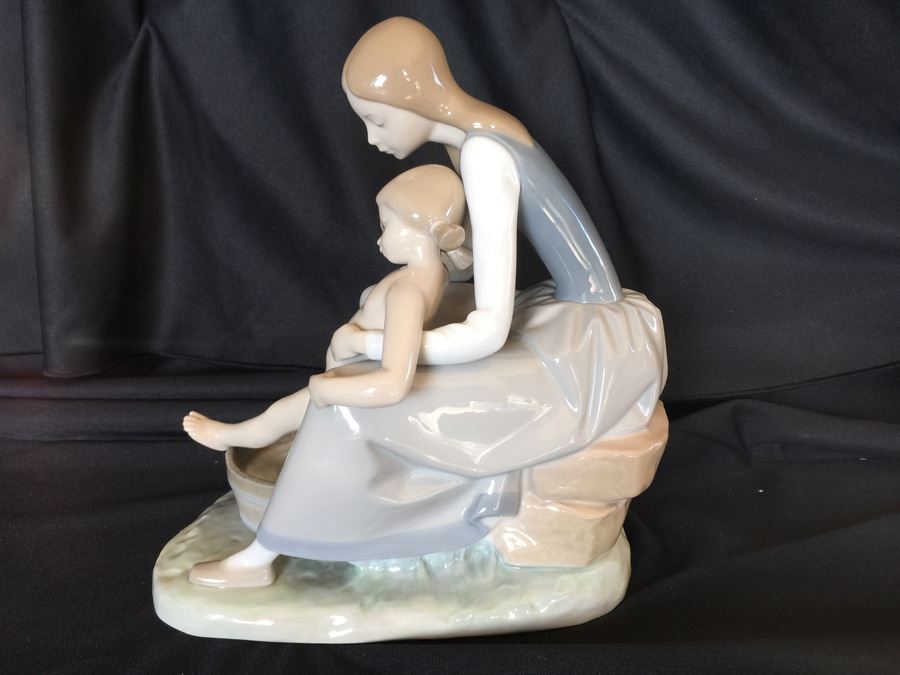 LLADRO FIGURINE 4890 BATHING THE GIRL [Photo 4]