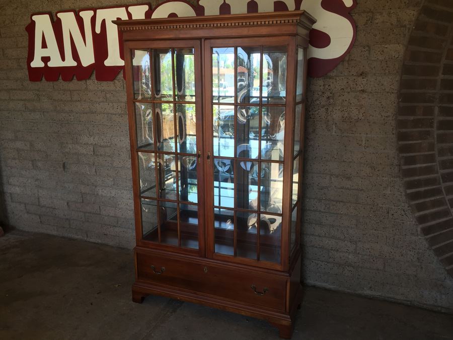 Collingwood Display Cabinet With Bubble Glass And Bottom Drawer Lighted [Photo 4]