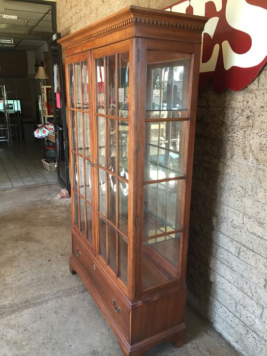 Collingwood Display Cabinet With Bubble Glass And Bottom Drawer Lighted [Photo 3]