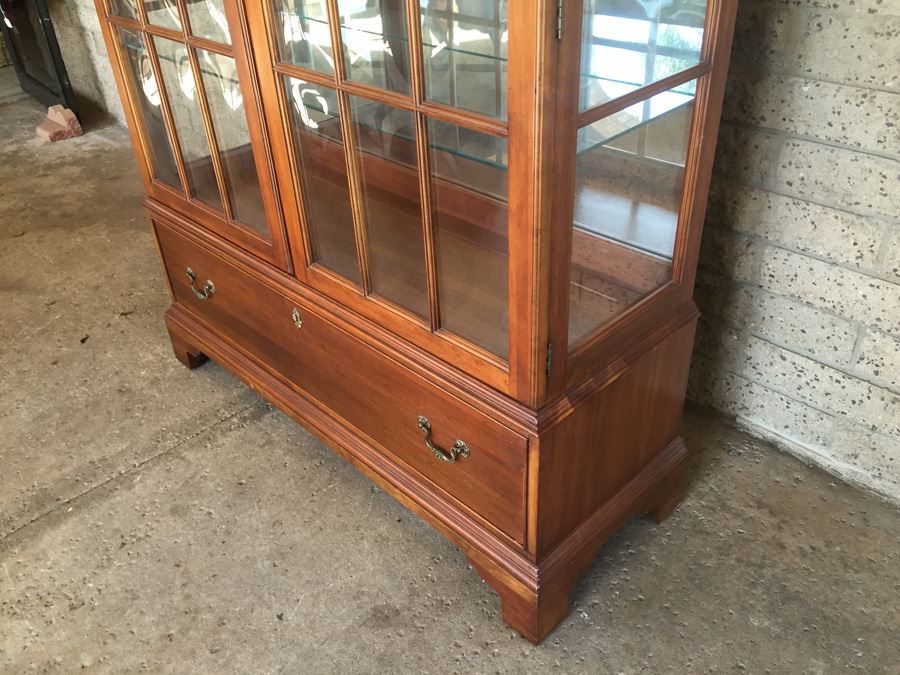 Collingwood Display Cabinet With Bubble Glass And Bottom Drawer Lighted [Photo 10]