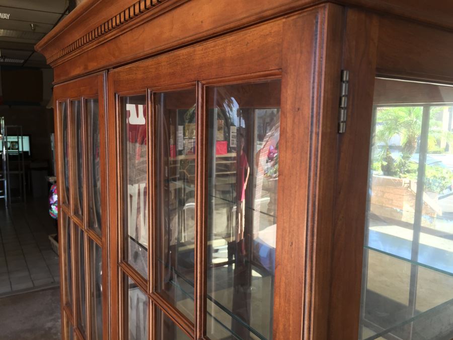 Collingwood Display Cabinet With Bubble Glass And Bottom Drawer Lighted [Photo 8]