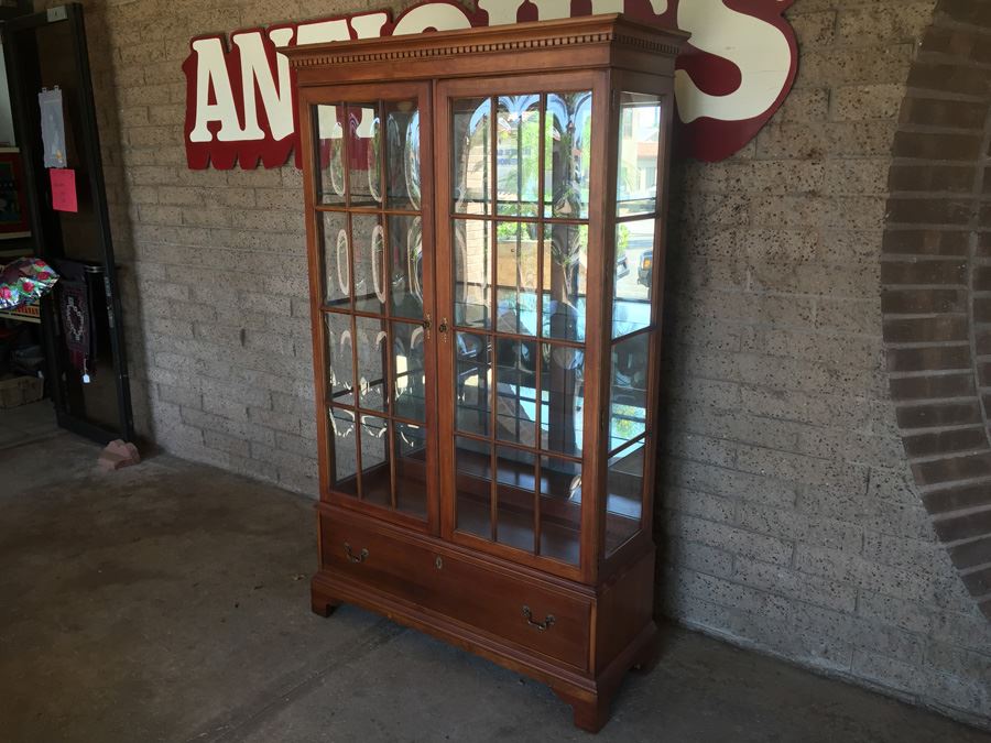 Collingwood Display Cabinet With Bubble Glass And Bottom Drawer Lighted [Photo 5]