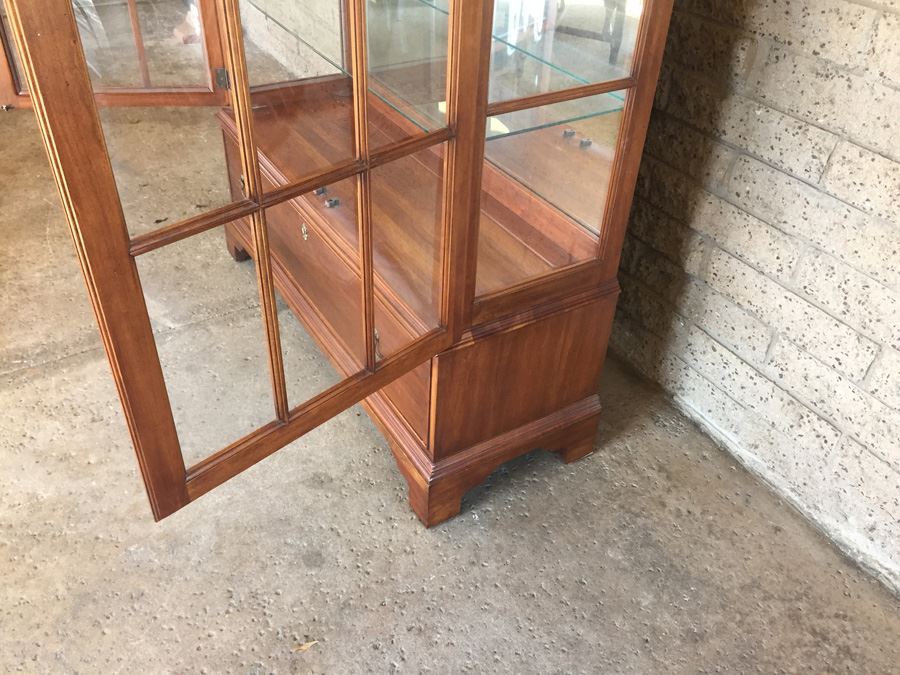 Collingwood Display Cabinet With Bubble Glass And Bottom Drawer Lighted [Photo 15]