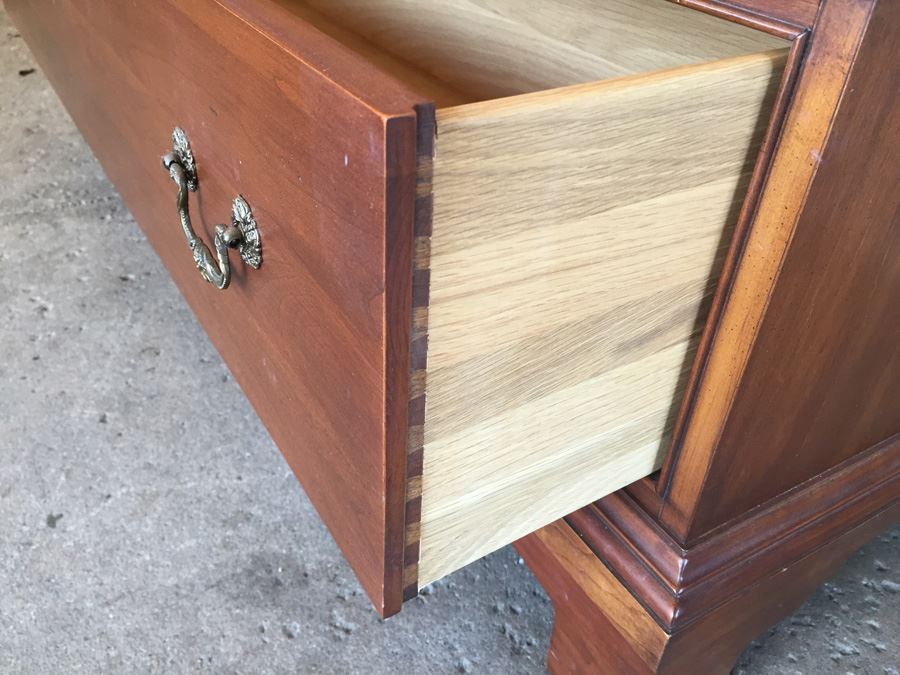 Collingwood Display Cabinet With Bubble Glass And Bottom Drawer Lighted [Photo 11]