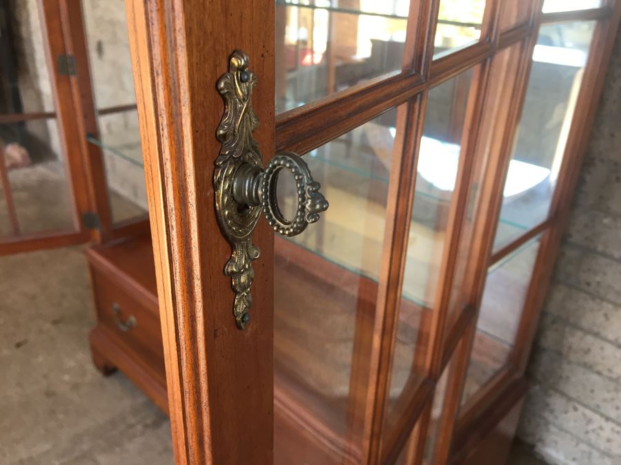Collingwood Display Cabinet With Bubble Glass And Bottom Drawer Lighted [Photo 16]