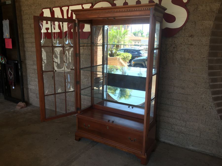 Collingwood Display Cabinet With Bubble Glass And Bottom Drawer Lighted [Photo 14]