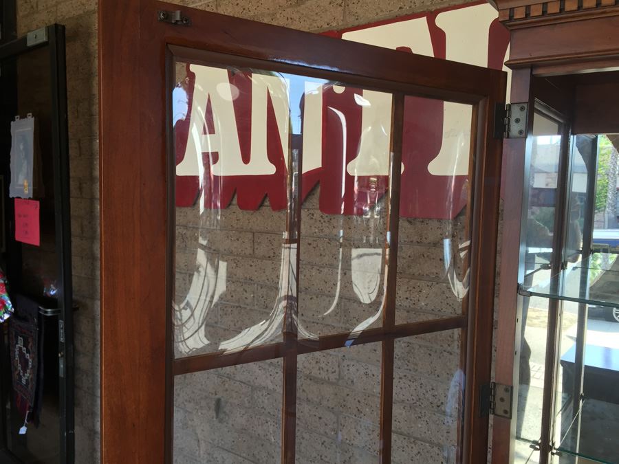 Collingwood Display Cabinet With Bubble Glass And Bottom Drawer Lighted [Photo 13]