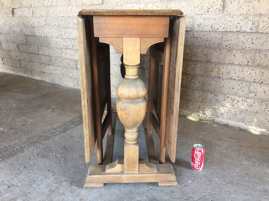 Drop-Leaf Gateleg Table [Photo 2]