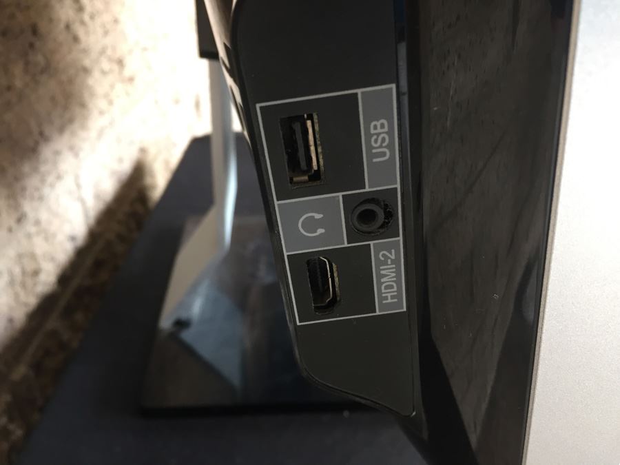 Large Vizio 26' Adjustable Computer Monitor VMM26 LP2626