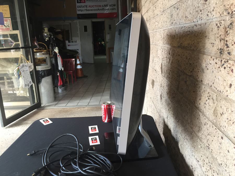 Large Vizio 26' Adjustable Computer Monitor VMM26 LP2626 [Photo 4]