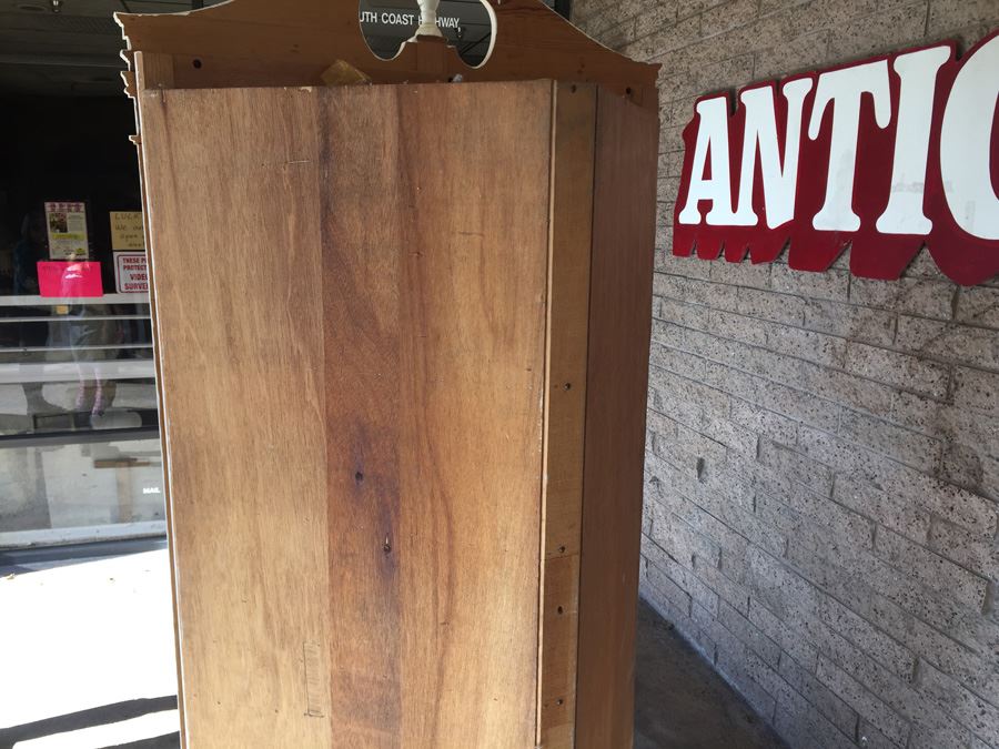White And Gold Corner Cabinet [Photo 12]