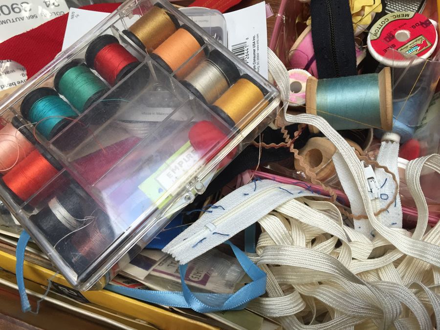 Singer Sewing Machine And Desk Packed With Sewing Goodies Touch-Tronic 2000 [Photo 22]