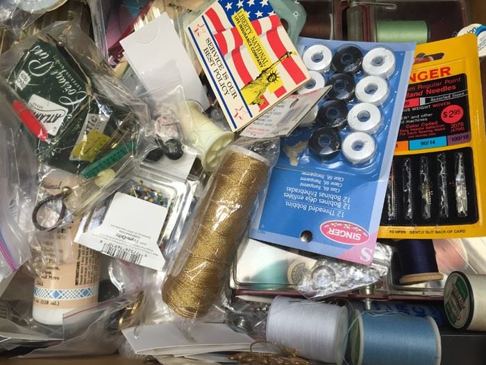 Singer Sewing Machine And Desk Packed With Sewing Goodies Touch-Tronic 2000 [Photo 31]