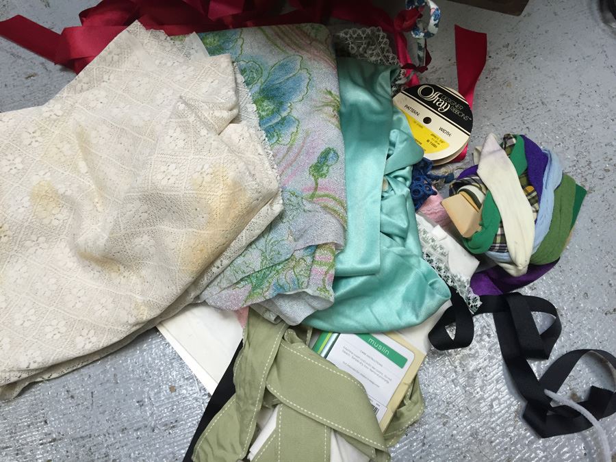 Singer Sewing Machine And Desk Packed With Sewing Goodies Touch-Tronic 2000 [Photo 28]