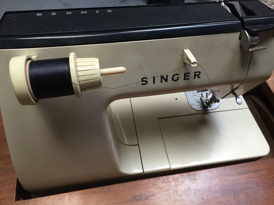 Singer Sewing Machine And Desk Packed With Sewing Goodies Touch-Tronic 2000 [Photo 14]