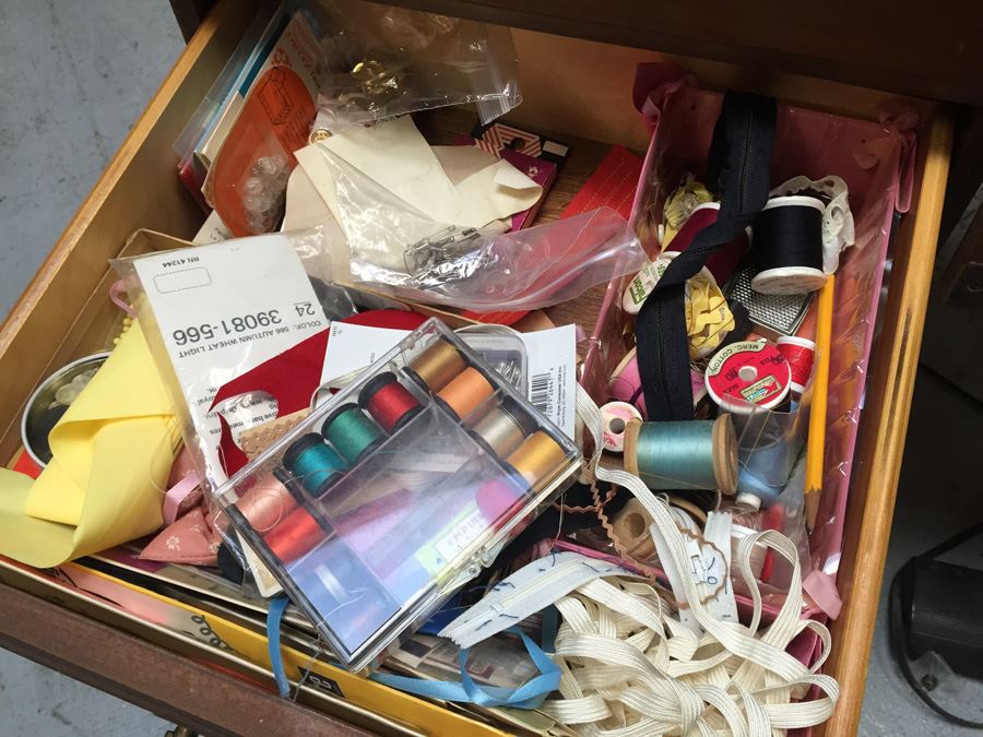 Singer Sewing Machine And Desk Packed With Sewing Goodies Touch-Tronic 2000 [Photo 21]