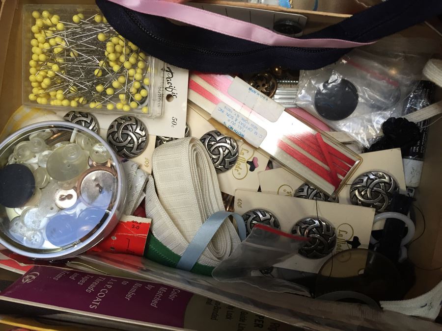 Singer Sewing Machine And Desk Packed With Sewing Goodies Touch-Tronic 2000 [Photo 25]