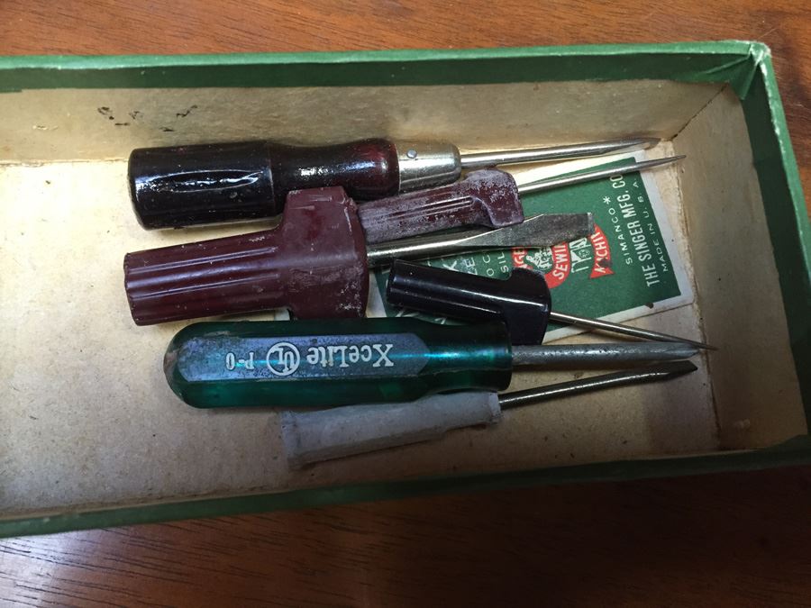 Singer Sewing Machine And Desk Packed With Sewing Goodies Touch-Tronic 2000 [Photo 30]