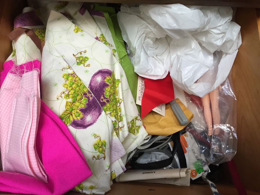 Singer Sewing Machine And Desk Packed With Sewing Goodies Touch-Tronic 2000 [Photo 27]