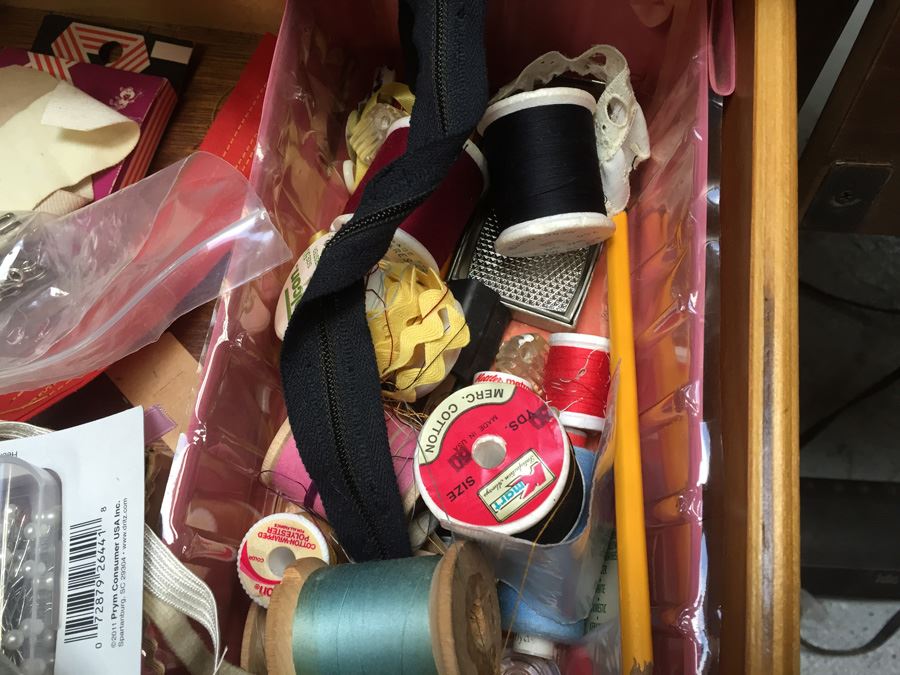 Singer Sewing Machine And Desk Packed With Sewing Goodies Touch-Tronic 2000 [Photo 23]