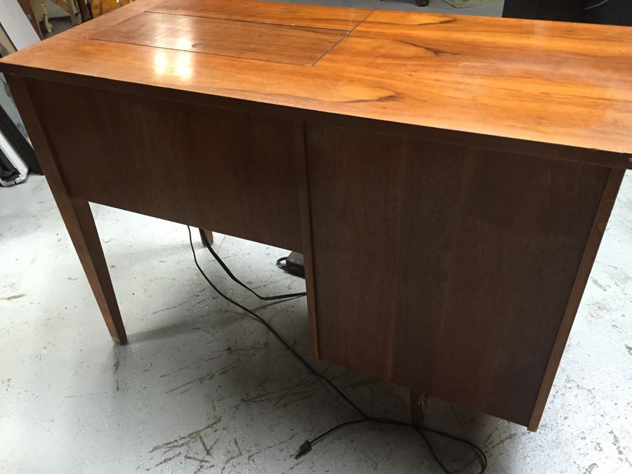 Singer Sewing Machine And Desk Packed With Sewing Goodies Touch-Tronic 2000 [Photo 7]