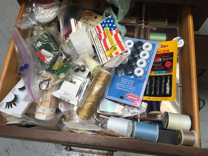 Singer Sewing Machine And Desk Packed With Sewing Goodies Touch-Tronic 2000 [Photo 3]