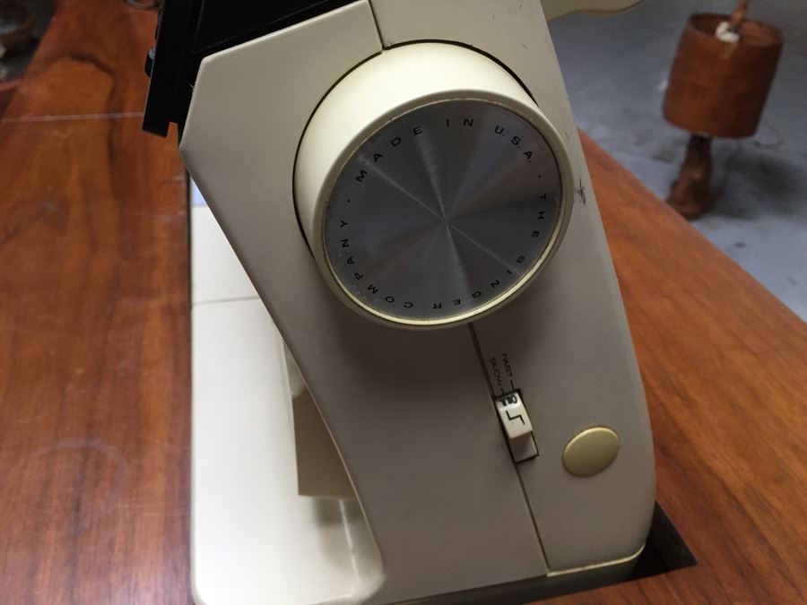 Singer Sewing Machine And Desk Packed With Sewing Goodies Touch-Tronic 2000 [Photo 15]