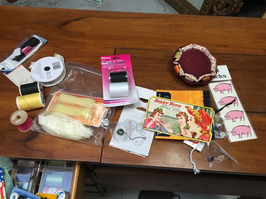 Singer Sewing Machine And Desk Packed With Sewing Goodies Touch-Tronic 2000 [Photo 16]