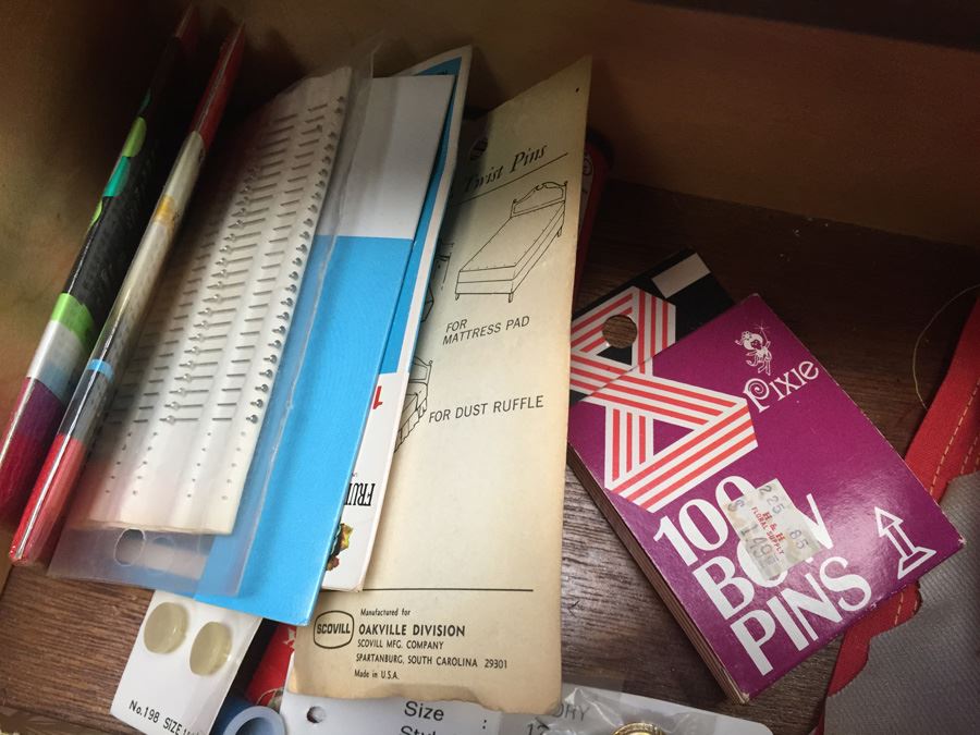 Singer Sewing Machine And Desk Packed With Sewing Goodies Touch-Tronic 2000 [Photo 24]