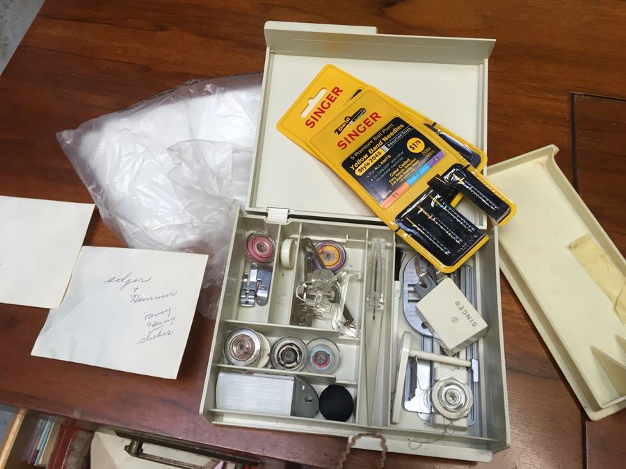 Singer Sewing Machine And Desk Packed With Sewing Goodies Touch-Tronic 2000 [Photo 19]