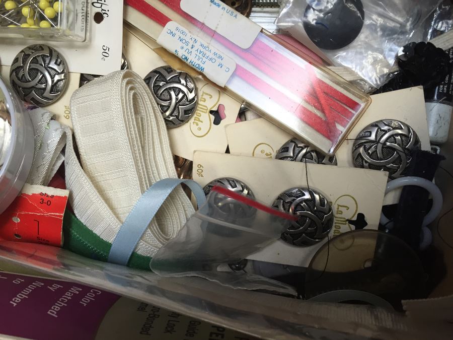 Singer Sewing Machine And Desk Packed With Sewing Goodies Touch-Tronic 2000 [Photo 26]