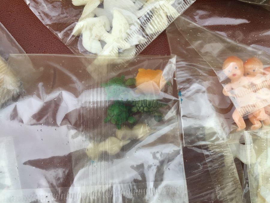 Lot Of Party Favors [Photo 8]