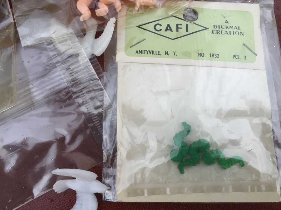 Lot Of Party Favors [Photo 10]