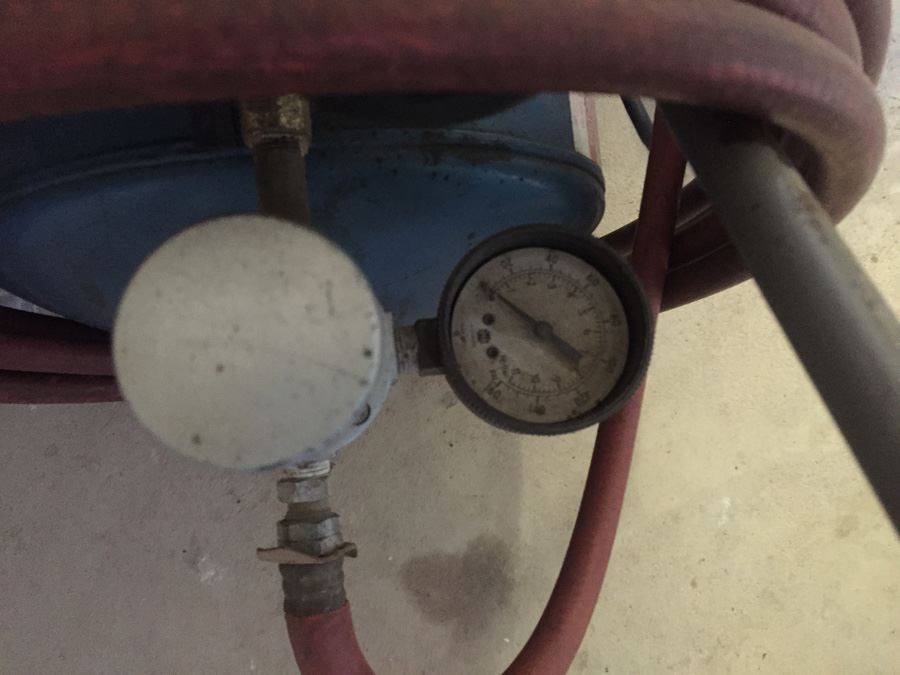 W R Brown Air Compressor Model LG-1050 With Mobile Air Tank, Hoses And Nozzle [Photo 8]