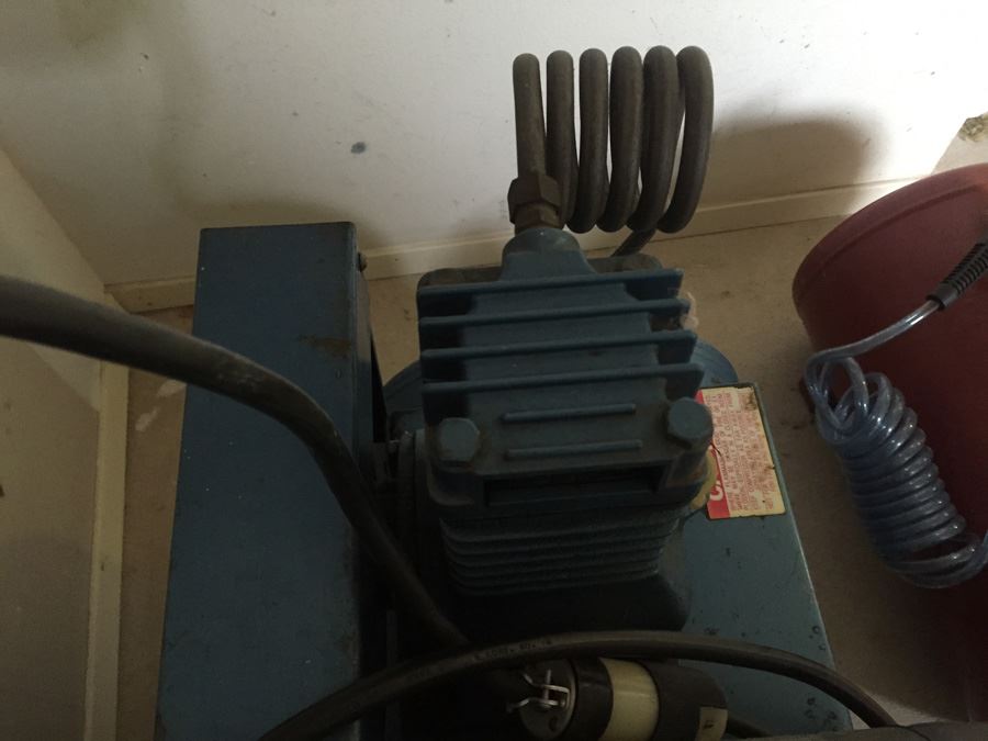 W R Brown Air Compressor Model LG-1050 With Mobile Air Tank, Hoses And Nozzle [Photo 10]