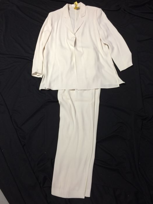Un Jour Ailleurs White Outfit