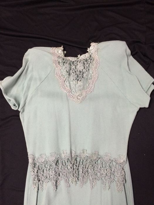 Beautiful Vintage Lace Dress [Photo 3]