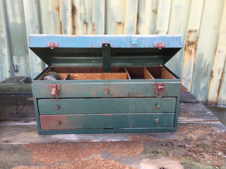 Vintage Metal Toolbox Fishing Box [Photo 3]