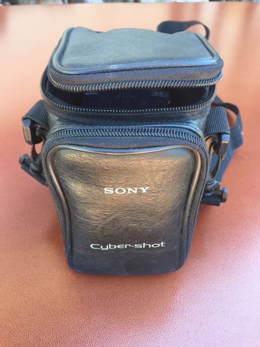 SONY Cyber-Shot Camera With Carl Zeiss Vario Sonnar Lens And Camera Bag [Photo 8]