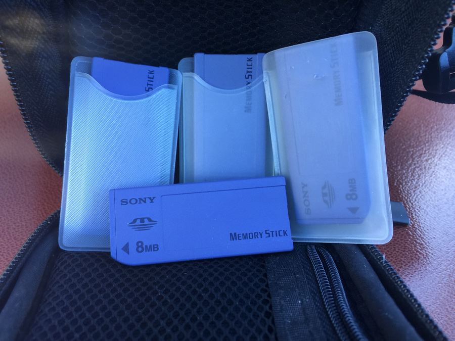 SONY Cyber-Shot Camera With Carl Zeiss Vario Sonnar Lens And Camera Bag [Photo 15]