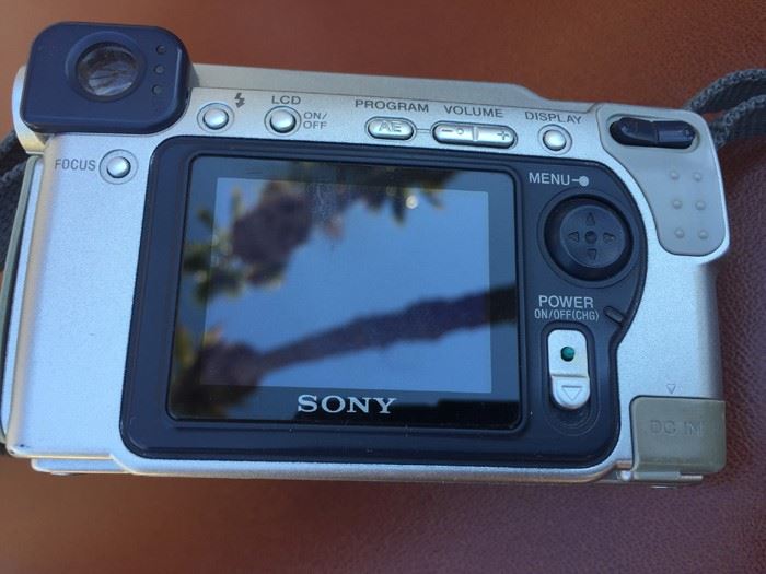 SONY Cyber-Shot Camera With Carl Zeiss Vario Sonnar Lens And Camera Bag [Photo 3]