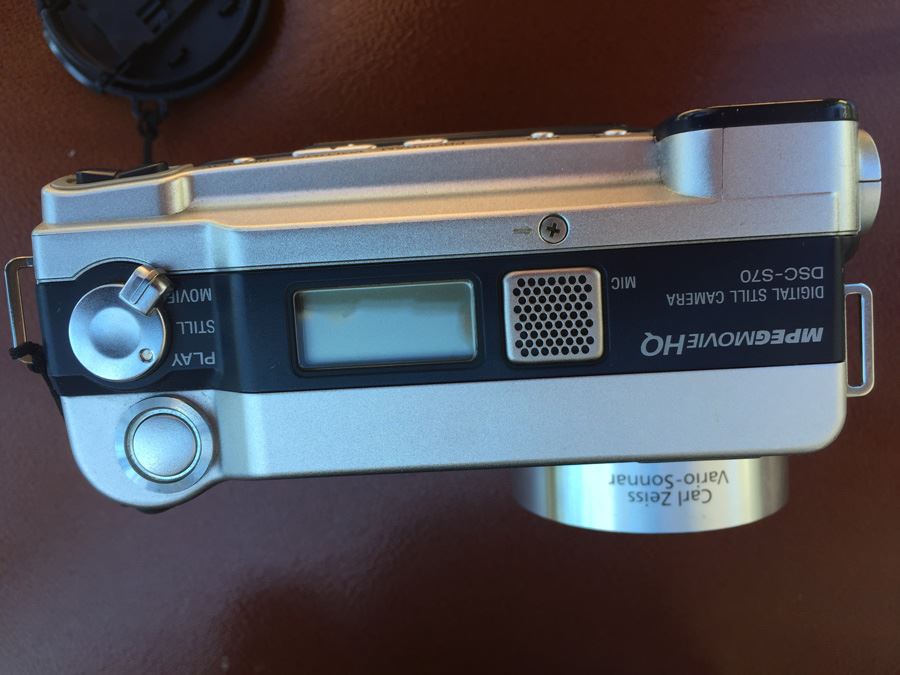 SONY Cyber-Shot Camera With Carl Zeiss Vario Sonnar Lens And Camera Bag [Photo 13]