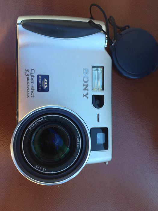 SONY Cyber-Shot Camera With Carl Zeiss Vario Sonnar Lens And Camera Bag [Photo 10]