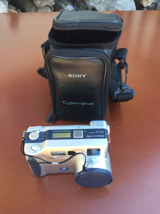 SONY Cyber-Shot Camera With Carl Zeiss Vario Sonnar Lens And Camera Bag [Photo 9]