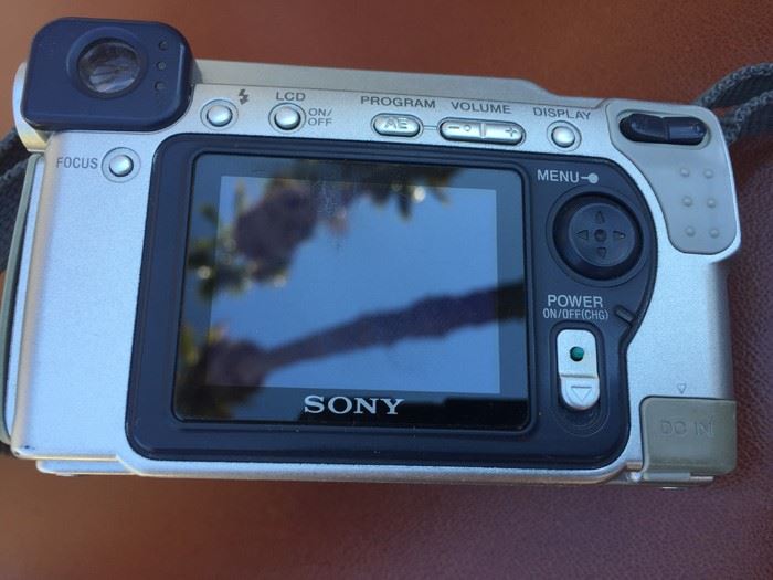 SONY Cyber-Shot Camera With Carl Zeiss Vario Sonnar Lens And Camera Bag [Photo 5]