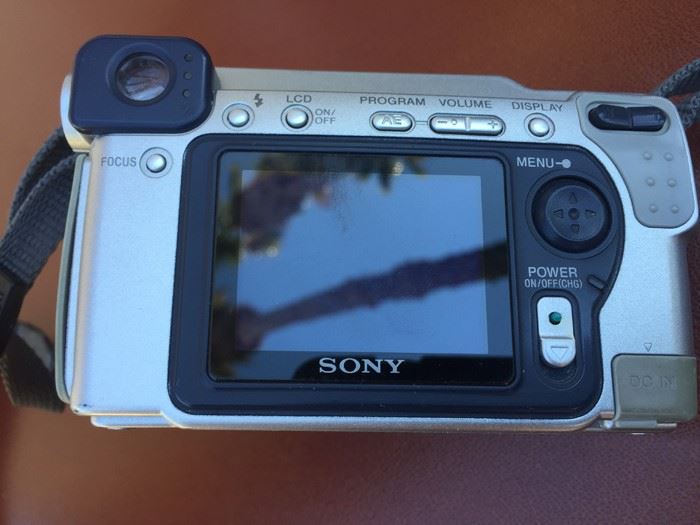 SONY Cyber-Shot Camera With Carl Zeiss Vario Sonnar Lens And Camera Bag [Photo 6]