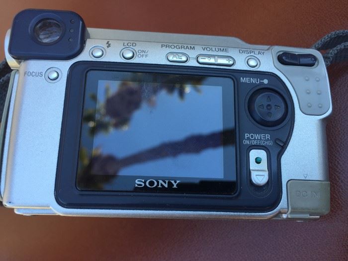 SONY Cyber-Shot Camera With Carl Zeiss Vario Sonnar Lens And Camera Bag [Photo 4]