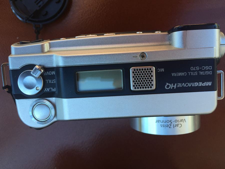 SONY Cyber-Shot Camera With Carl Zeiss Vario Sonnar Lens And Camera Bag [Photo 11]